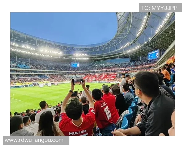 足球明星畅享涮羊肉美食之旅与球场激情的完美结合