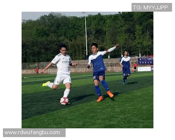 模特与足球明星同框展现魅力瞬间的精彩图片合集 模特与足球明星同框展现魅力瞬间的精彩图片合集